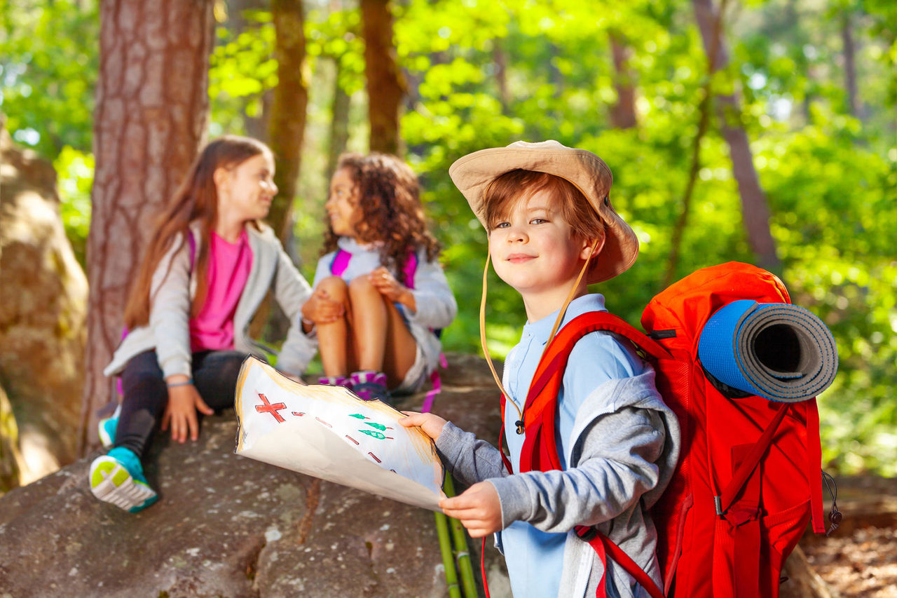 kids treasure hunt outside